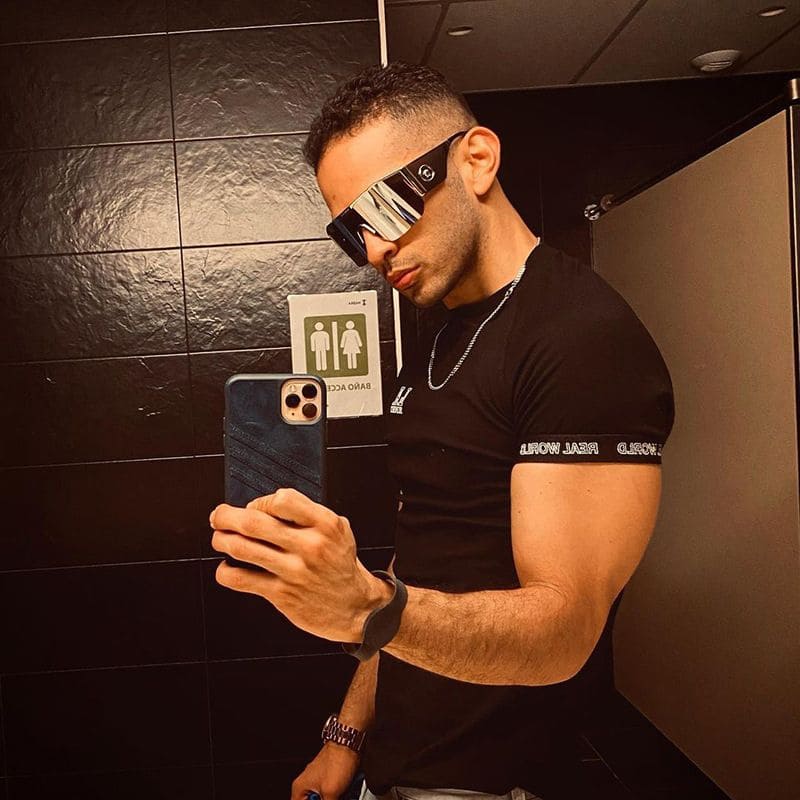 marca-versace-lentes-sol-unisex-ojos-italia-gafas-proteccion-dañinos-uv400-tecnologia-estilo-top-dama-mujer-hombre-joven-autoridad-empoderamiento-metal-color-sencillez-sensualidad-regalo-exclusivo-elegante-sofisticado-exclusividad-perfeccion-joyeria-lujo-importado-original-calidad-tecnologia-objeto-nivel-alto-empresarios-ejecutivos-diseño-materiales-excepcional-atemporal-toque-especial-iconicos-reconocimiento-distincion-especial-femeninas-caballeros-personalidad-innovación-combinación-únicas-modernas-4