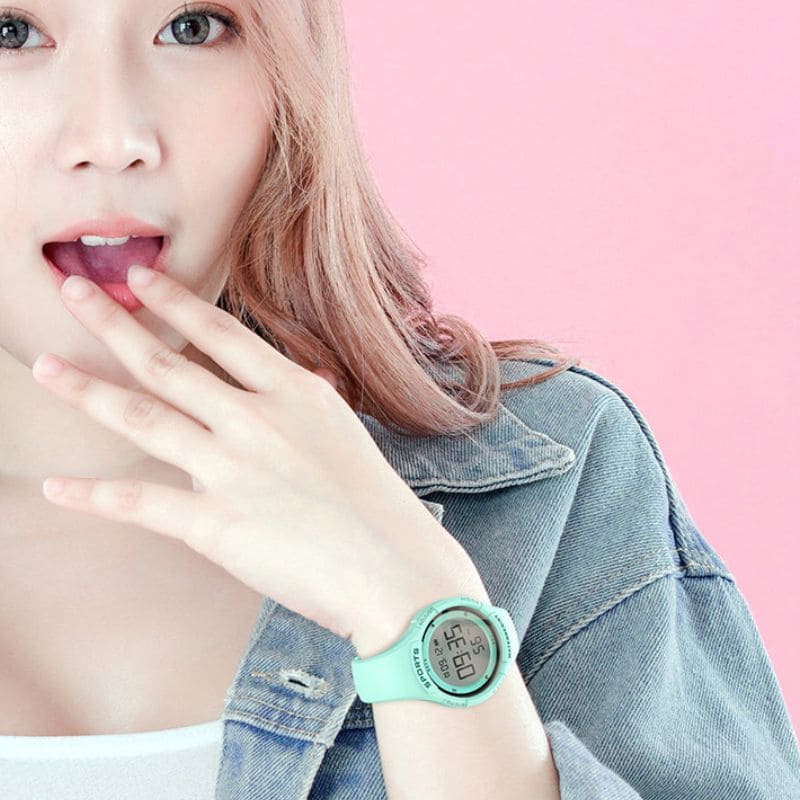 reloj-digital-deportivo-unisex-jovenes-niños-mujer-hombre-adolescente-elegante-cómodo-excelente-calidad-sin-aplicación-mide-rangos-deportivos-suave-hipoalergénico-podometro-fitness-correa-silicona-alarma-seguimiento-pasos-medición-distancia-consumo-calorías-alarma-modo-vibración-fecha-puerto-usb-automática-día-resistente-prueba-agua-impermeable-disfrutar-buceo-bañándote-playa-mar-piscina-natación-ríos-mayor-autonomia-batería-resistente-golpes-cronómetro-segundos-microsegundos-color-led-3d-2